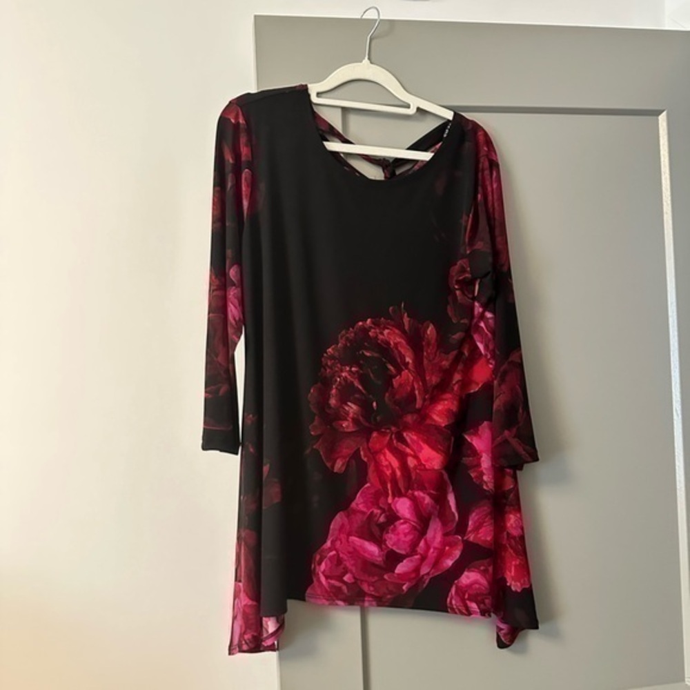 Clara Sunwoo Y2K Black Red Floral Tunic Top Women M
Condition 8.5/10 no flaws